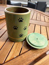 Cargar imagen en el visor de la galería, Urna animales Mirza Verde