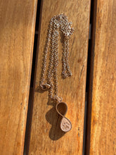 Cargar imagen en el visor de la galería, Collier symbole infini urne
