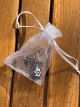 Cargar imagen en el visor de la galería, Porte clé urne dans pochette