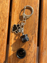 Cargar imagen en el visor de la galería, Porte clés urne patte chien ouverte