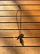 Cargar imagen en el visor de la galería, collier urne chat angel noir porte vue ensemble