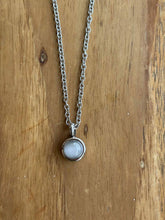 Cargar imagen en el visor de la galería, Collier Urne Pendentif blanc - photo 1