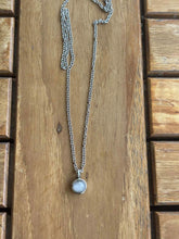 Cargar imagen en el visor de la galería, Collier Urne Pendentif blanc - photo 2