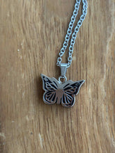 Cargar imagen en el visor de la galería, collier urne papillon