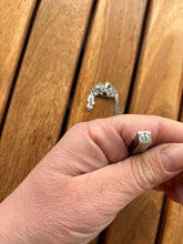 Cargar imagen en el visor de la galería, Fermeture collier urne arbre de vie