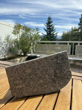 Cargar imagen en el visor de la galería, Lanterne funéraire en Granit Gris - photo 3
