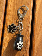 Cargar imagen en el visor de la galería, Porte-clés urne Patte de chien - photo 1