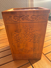 Cargar imagen en el visor de la galería, urne funeraire en bois arbre de vie