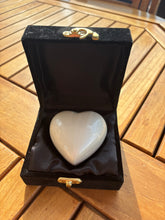 Cargar imagen en el visor de la galería, urne ceramique coeur nacré