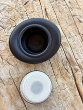 Cargar imagen en el visor de la galería, urne chat ceramique noire ouverte