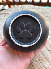 Cargar imagen en el visor de la galería, urne chat ceramique noire patte hat du dessous