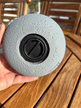 Cargar imagen en el visor de la galería, urne chat grise resine vue du dessous