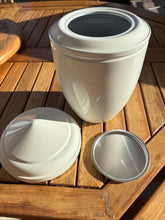 Cargar imagen en el visor de la galería, urne cineraire bordeaux mandalay avec couvercles