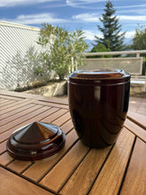 Cargar imagen en el visor de la galería, urne cineraire bordeaux mandalay avec couvercle