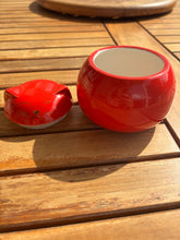 Cargar imagen en el visor de la galería, urne cineraire rouge pour chat ouverte