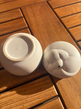 Cargar imagen en el visor de la galería, urne cineraire pour chien blanche ouverte