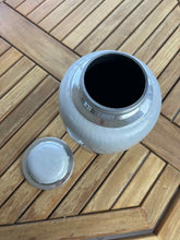 Cargar imagen en el visor de la galería, urne cineraire grise infini ouverte