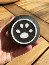 Cargar imagen en el visor de la galería, urne cineraire lapin vue du dessous patte