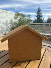 Cargar imagen en el visor de la galería, urne funeraire maison en bois de dos