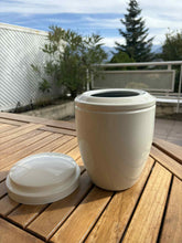 Cargar imagen en el visor de la galería, urne cineraire metal blanche avec vue montagne