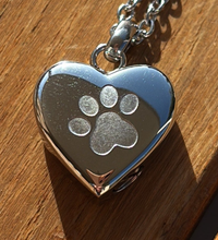 Cargar imagen en el visor de la galería, collier urne coeur patte