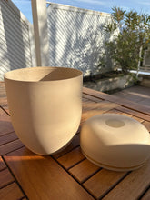 Cargar imagen en el visor de la galería, Urne Composite Beige - photo 5