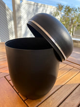 Cargar imagen en el visor de la galería, urne en composite noire