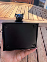 Cargar imagen en el visor de la galería, Urne pour chat Féline Majesté avec socle noir
