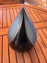 Cargar imagen en el visor de la galería, Urne funéraire Aria en forme de goutte, vue de face, finition brillante bleue et bleu marine