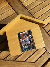 Cargar imagen en el visor de la galería, Urne funéraire en bois en forme de maison, élégante