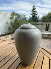 Cargar imagen en el visor de la galería, urne funeraire classic gris biodegradable vue montagne