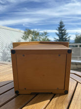 Cargar imagen en el visor de la galería, urne funeraire maison en bois vue du dessous