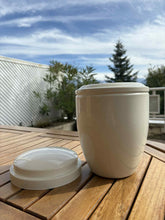 Cargar imagen en el visor de la galería, urne funeraire metal blanche avec couvercle