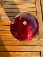 Cargar imagen en el visor de la galería, urne en métal rouge vue du dessus