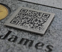 Cargar imagen en el visor de la galería, Placa funeraria código QR para piedra tumba