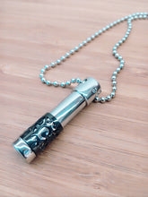 Cargar imagen en el visor de la galería, Colgante de Urna Cilíndrica Negra