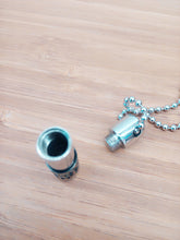 Cargar imagen en el visor de la galería, Colgante de Urna Cilíndrica Negra