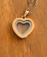 Cargar imagen en el visor de la galería, Collier Urna corazón dorado
