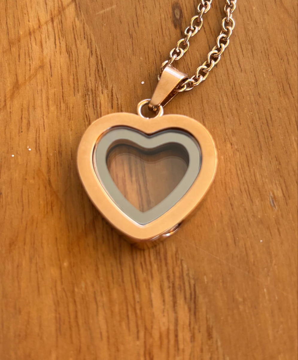 Collier Urna corazón dorado