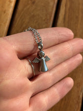 Cargar imagen en el visor de la galería, Collier Urne Ange Argenté - photo 5

