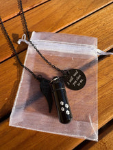 Cargar imagen en el visor de la galería, collier urne chat noir avec empreintes de pattes
