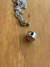 Cargar imagen en el visor de la galería, Collier Urne Pendentif blanc - photo 3

