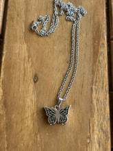 Cargar imagen en el visor de la galería, collier funeraire papillon
