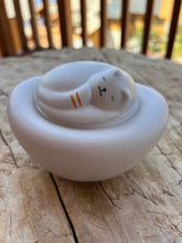 Cargar imagen en el visor de la galería, Urne Chat céramique blanche - photo 2
