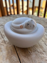 Cargar imagen en el visor de la galería, Urne Chat céramique blanche - photo 3
