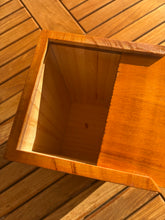 Cargar imagen en el visor de la galería, urne pour humain arbre de vie ouverte
