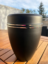 Cargar imagen en el visor de la galería, urne noir pour cendres

