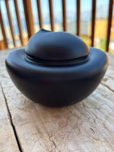 Cargar imagen en el visor de la galería, urne ceramique chat noire de dos
