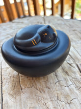 Cargar imagen en el visor de la galería, Urne Chat céramique noire - photo 1
