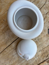 Cargar imagen en el visor de la galería, urne chat ceramique blanche ouverte
